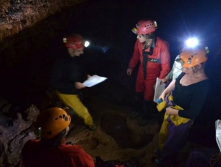 Descubrimiento de la cueva y mapas
